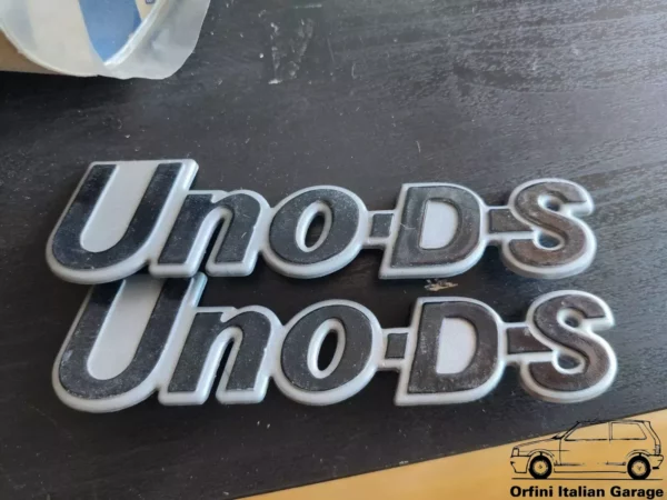 5974551 Fiat Uno DS Rear Badge View Front
