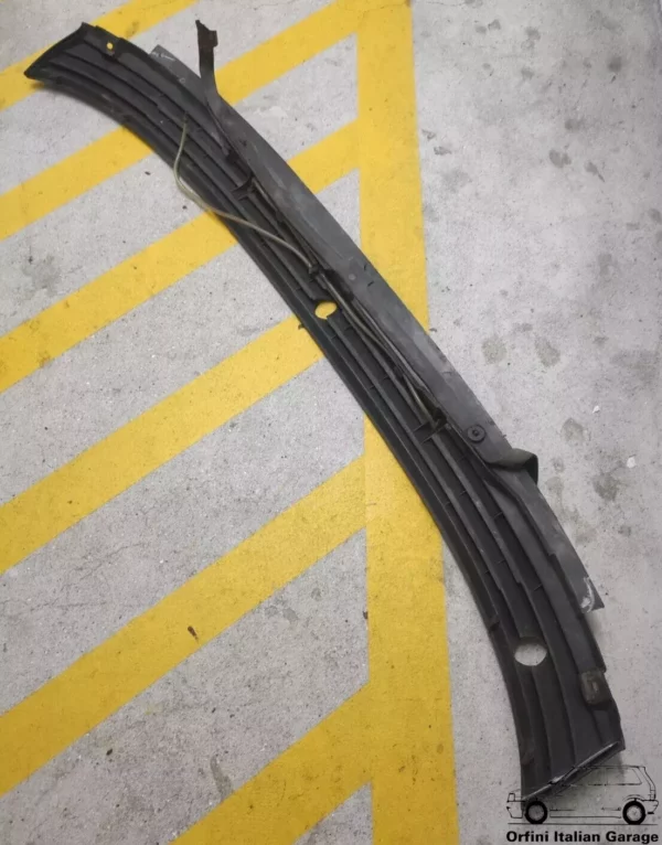 60504263 Engine Windshield Grill Plastic Moulding Alfa Romeo 33 905 View Front