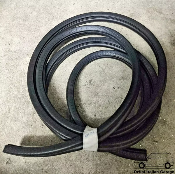 60586981 60569379 60509631 60586980 60569378 Front Door Rubber Alfa Romeo 164 View Front