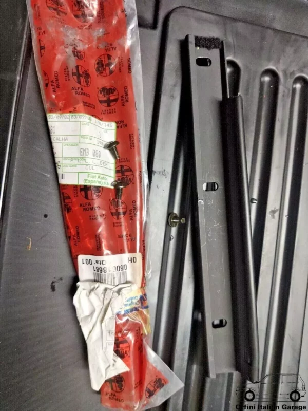 60618681 - Roof Soft Top Guide Trim Seal Alfa Romeo Spider View Front