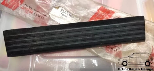 82293836 Rear Bumper Trim Moulding Lancia Beta Coupe View Front