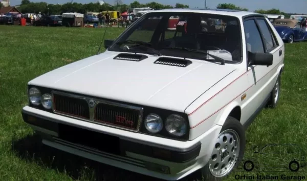 82402462 82402461 PAIR Bonnet Hood Scoop Air Intake - Lancia Delta 4WD 8V View Front