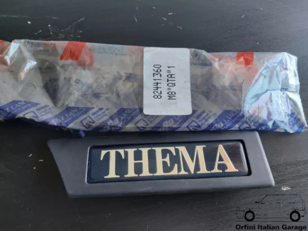 82441360 Side Badge Scritta - Lancia Thema View Front