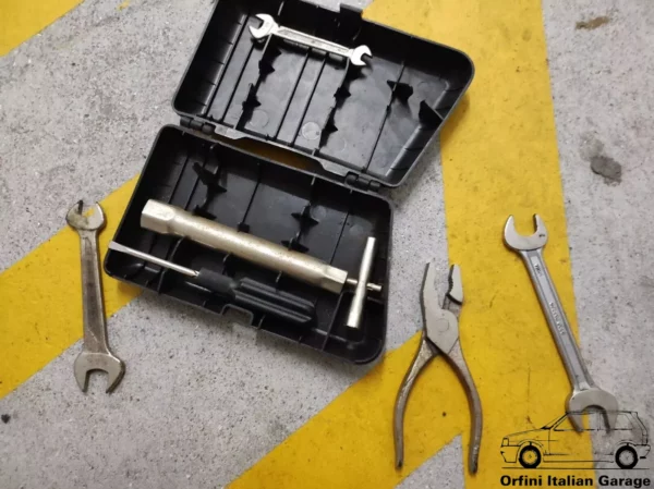 82448328 82417867 - Tool Kit with Box - Lancia Delta Thema Kappa Dedra Prisma View Front