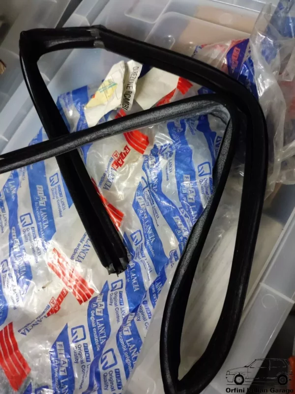 82462253 82422430 - Front Left Window Rubber Gasket Lancia Delta 831 Prisma View Front