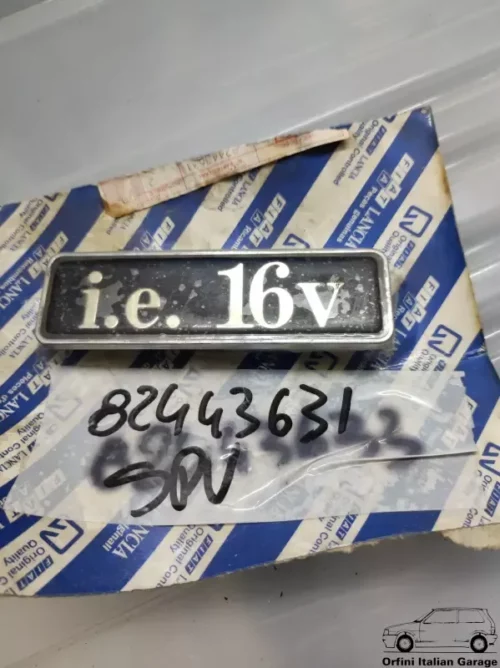 82443631  Radiator Grill Badge Scritta Lancia Thema i.e. 16v S2