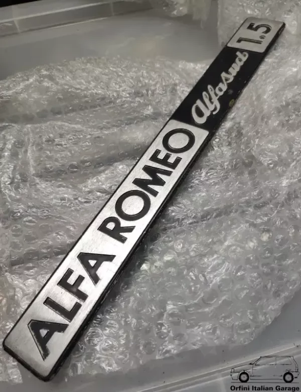 60719098 110940 Rear Badge Scritta Stemma Alfa Romeo Alfasud 1.5