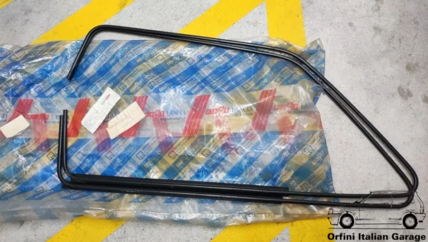 4427368  Rear Side Window Trim Fiat 127