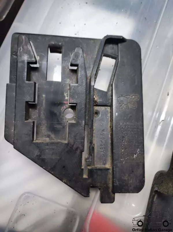 9621789680  Rear Right Bumper Mount Peugeot 106